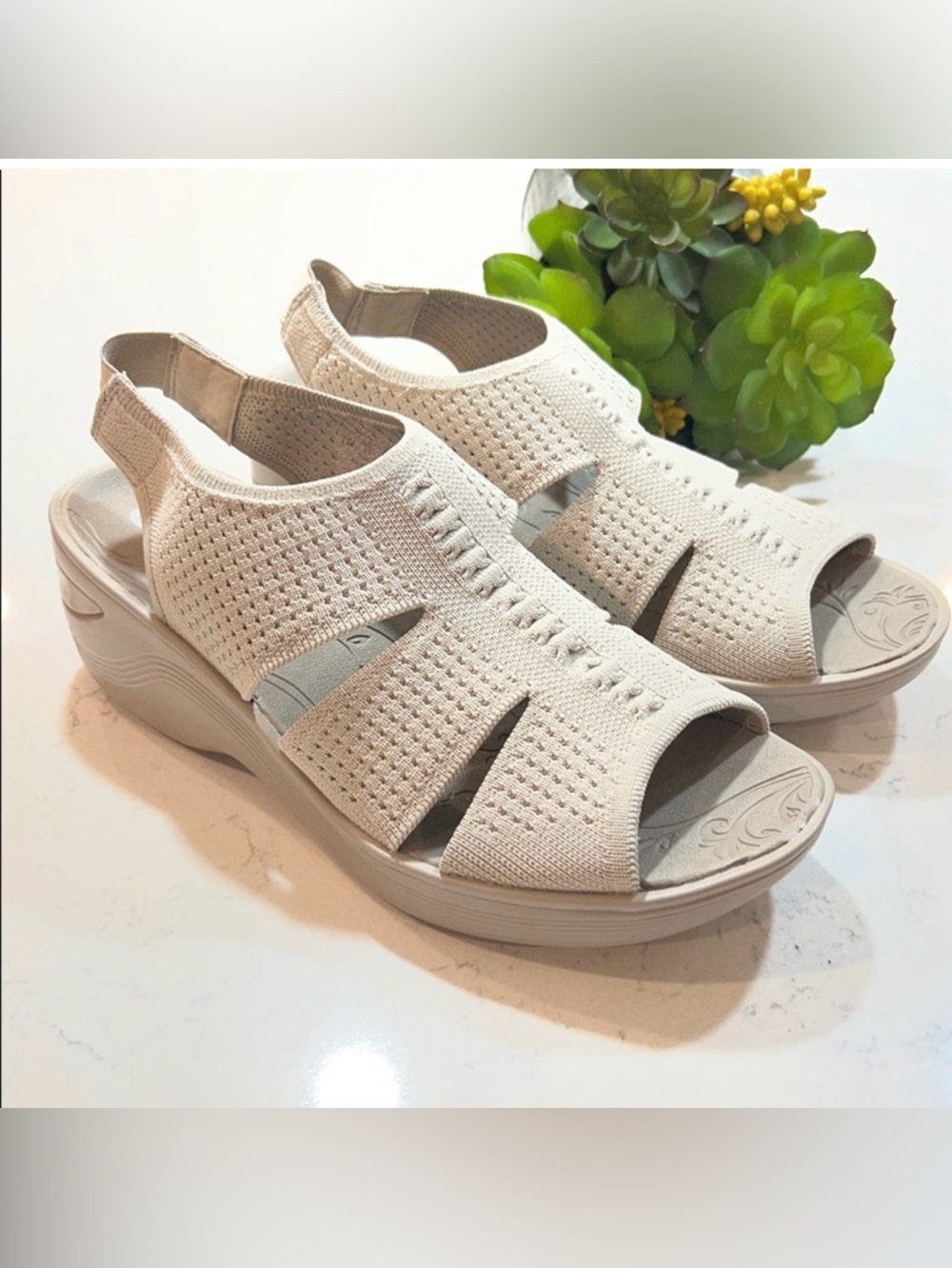 Bzees Comfort Lightweight Knit Stretchy Wedge Sandals Size 9.5